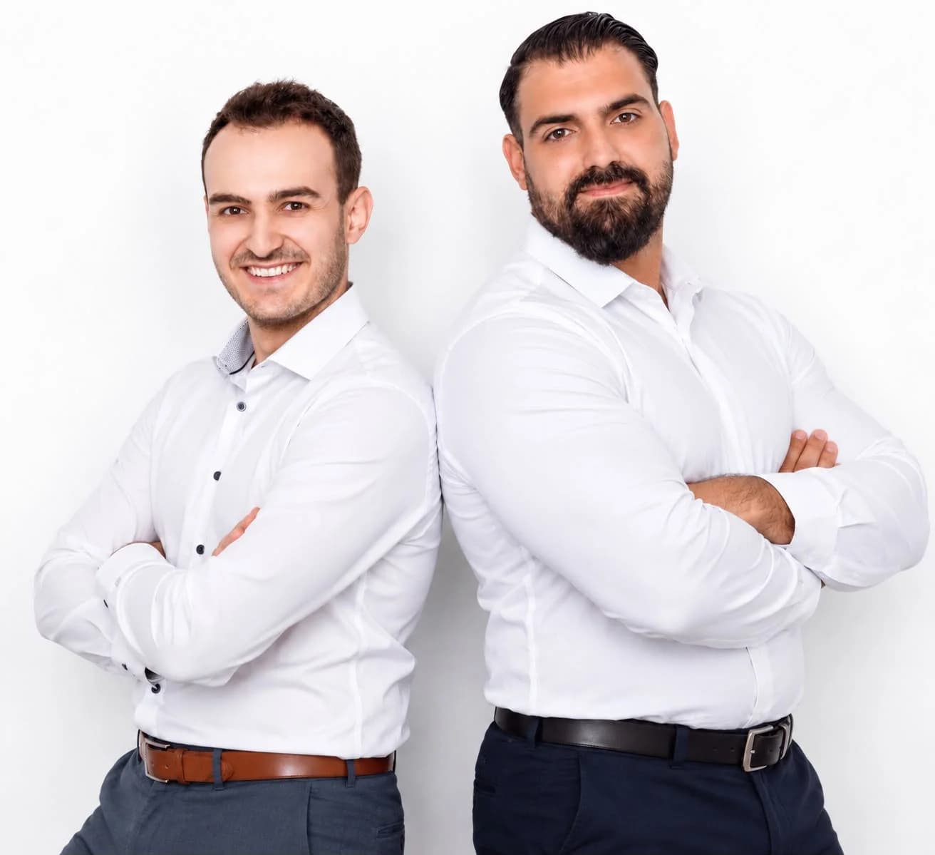 Das Team der Mullis GmbH, zwei Männer in weißen Hemden Rücken an Rücken